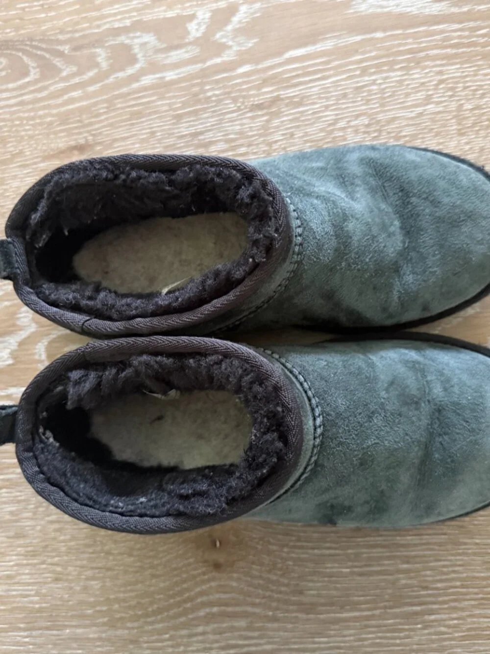 Girls UGG Black classic ultra mini boot size 4